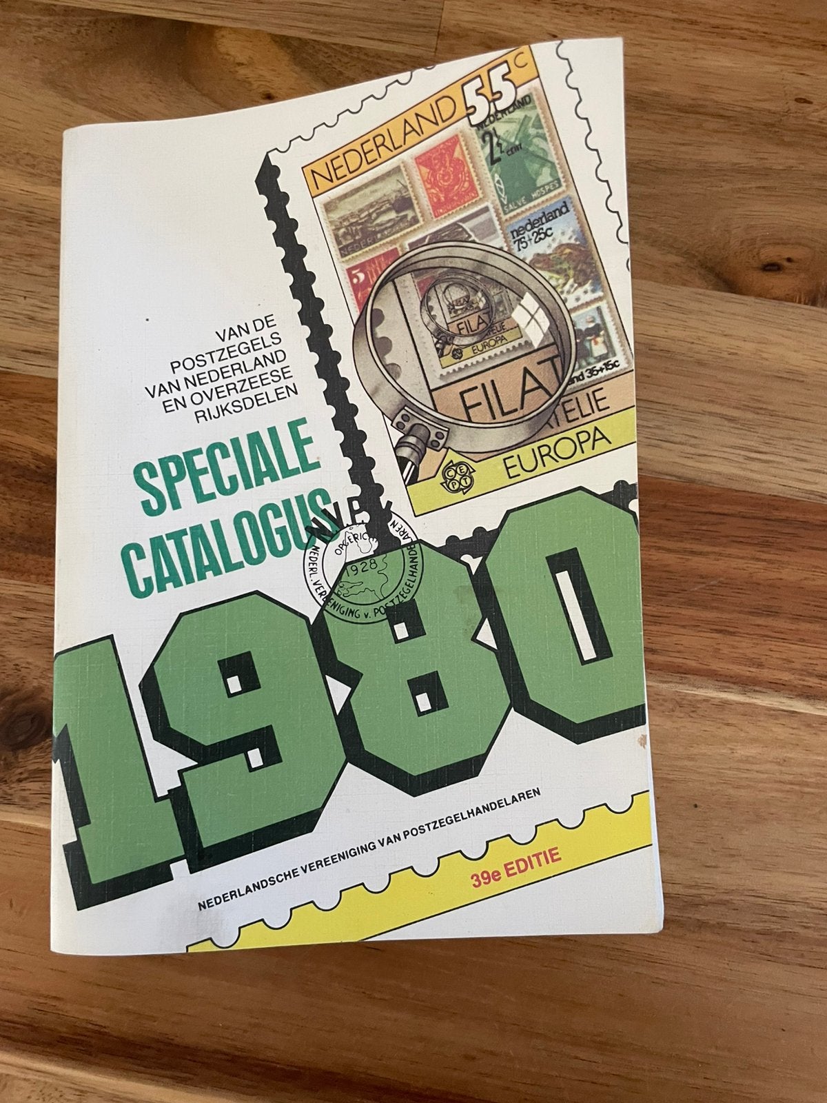 Postzegel boek  catalogus 1980, Ophalen of Verzenden, Gelezen