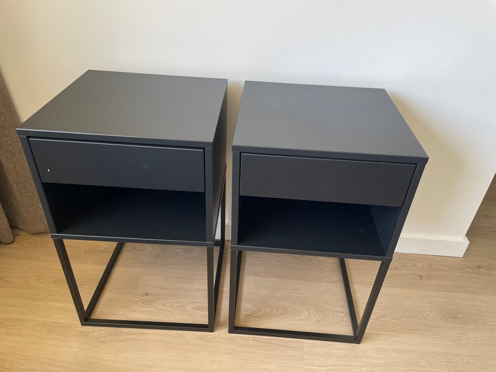 Nachtkastjes Vikhammer zwart, Ophalen, Zo goed als nieuw, Minder dan 45 cm, Minder dan 55 cm