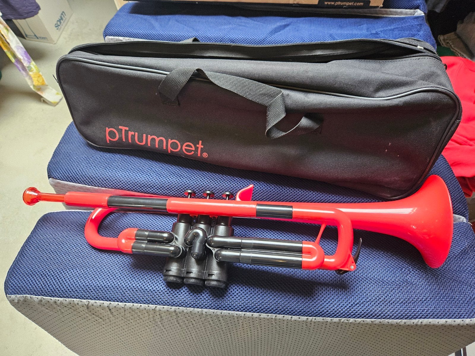 pTrumpet kunststof trompet met koffer - rood, Ophalen of Verzenden, Zo goed als nieuw, Bes-trompet, Met koffer