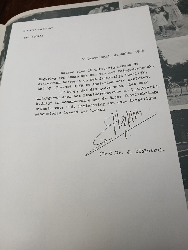 fotogedenkboek huwelijk Beatrix 1966, Ophalen of Verzenden, 20e eeuw of later, Gelezen