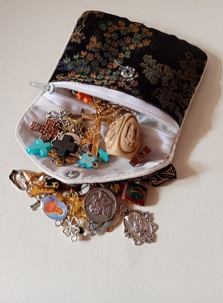 Tasje religie hangers + bedels / kruisjes maria heiligen etc, Ophalen