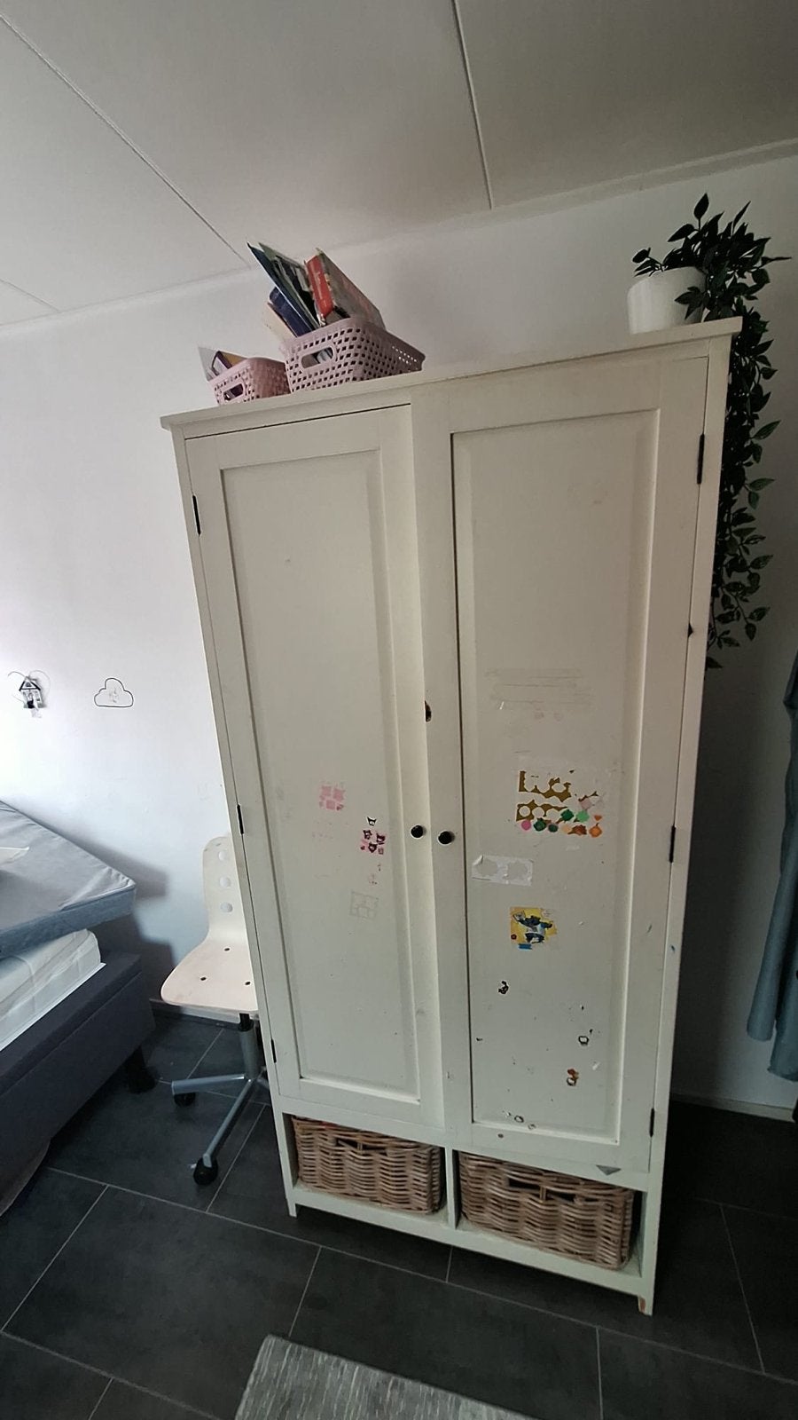 Mooie kledingkast met mandjes en hangruimte, Gebruikt, 150 tot 200 cm, 25 tot 50 cm, Met deur(en)