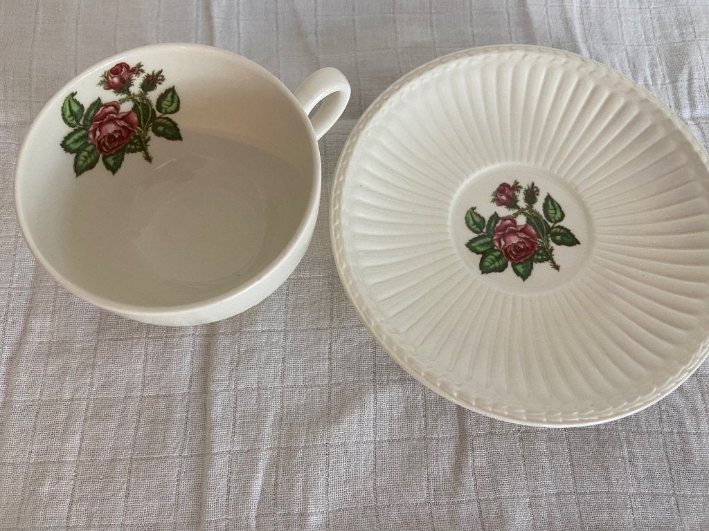 1 Wedgwood kopje en schotel  "Moss Rose", Ophalen of Verzenden, Zo goed als nieuw, Overige stijlen, Kop(pen) en/of Schotel(s)