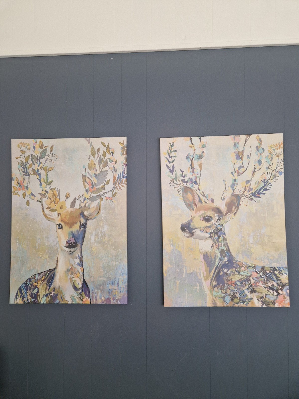 2 vrolijke schilderijen met hert, 70x50 cm, Ophalen