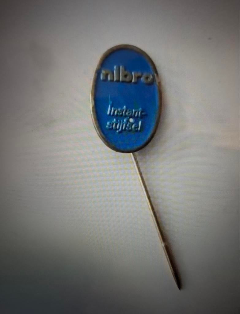Speldje Nibro instant stijfsel, Verzamelen, Ophalen of Verzenden, Zo goed als nieuw, Merk, Speldje of Pin