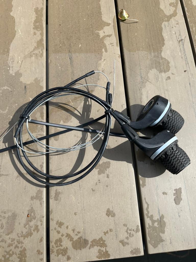 Microshift shifters 3 x 8 en 2 stuurpennen, Ophalen of Verzenden, Stuur