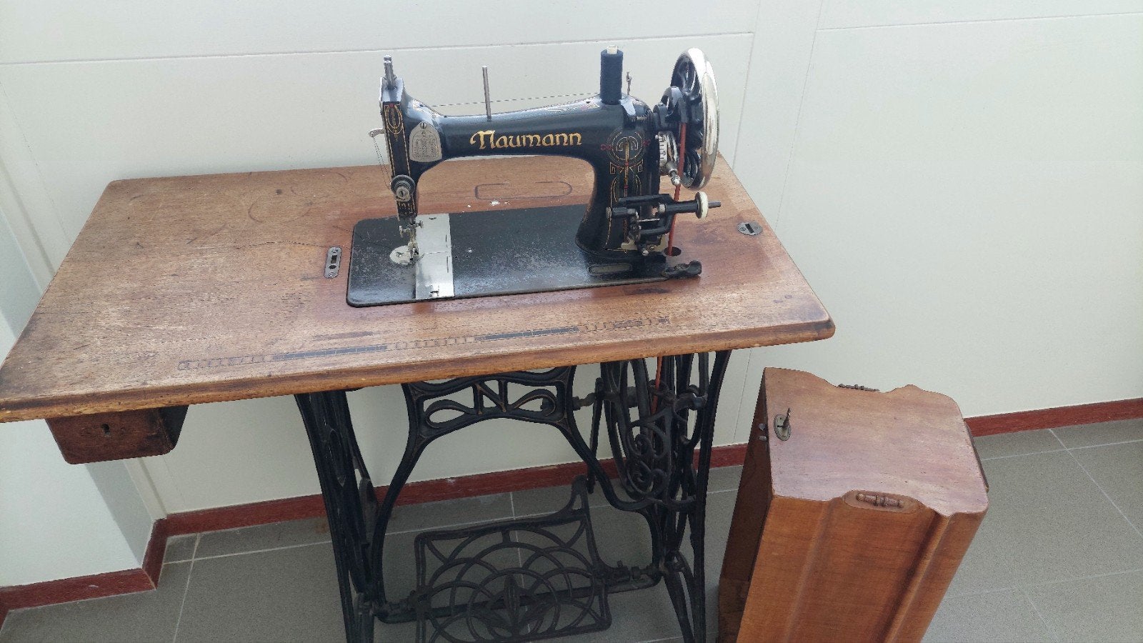 Antieke Naumann Naaimachine met Houten Tafel, Ophalen