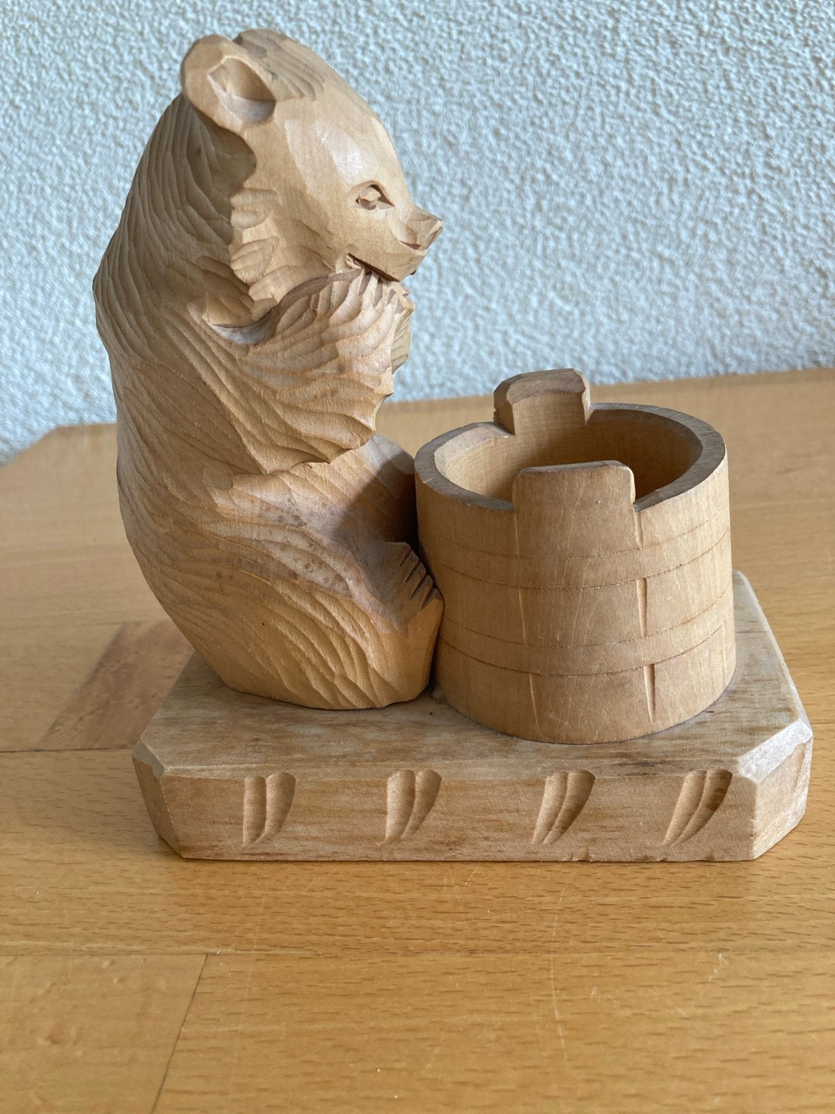 Handgesneden houten beer met emmer - Decoratief beeld, Ophalen, Minder dan 20 cm, Beeld, Hout
