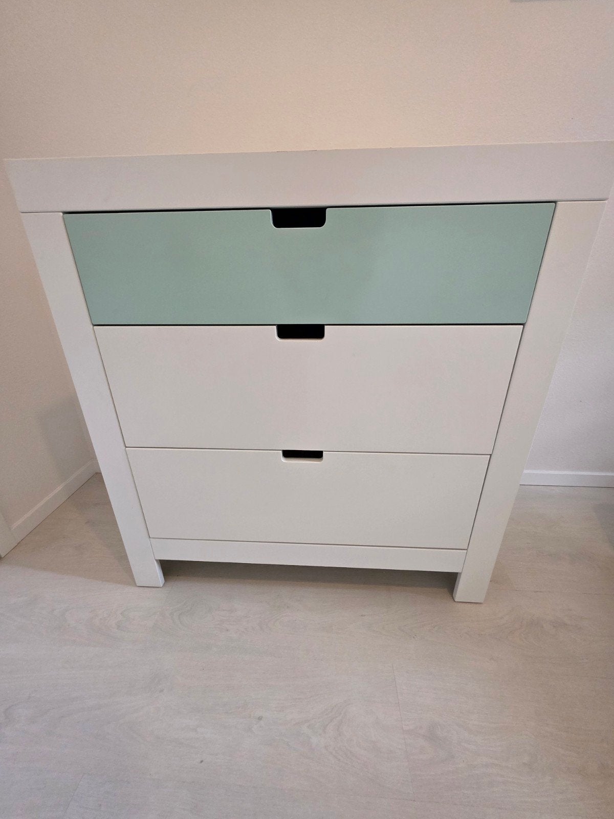Witte commode met 3 lades en mintgroen accent, Ophalen, 50 tot 70 cm, Zo goed als nieuw, 75 tot 100 cm