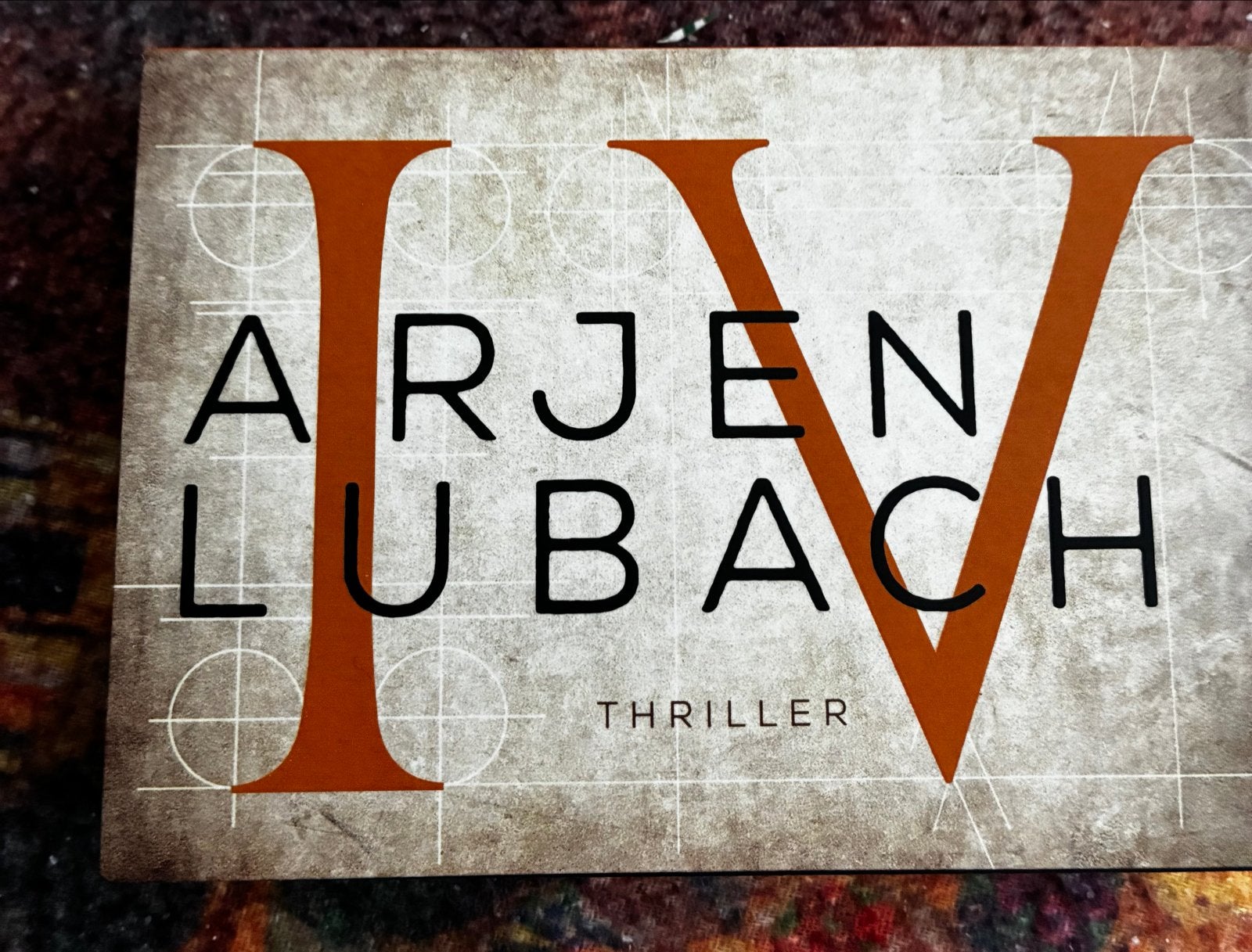 IV - Arjen Lubach Thriller (Dwarsligger), Ophalen of Verzenden, Zo goed als nieuw