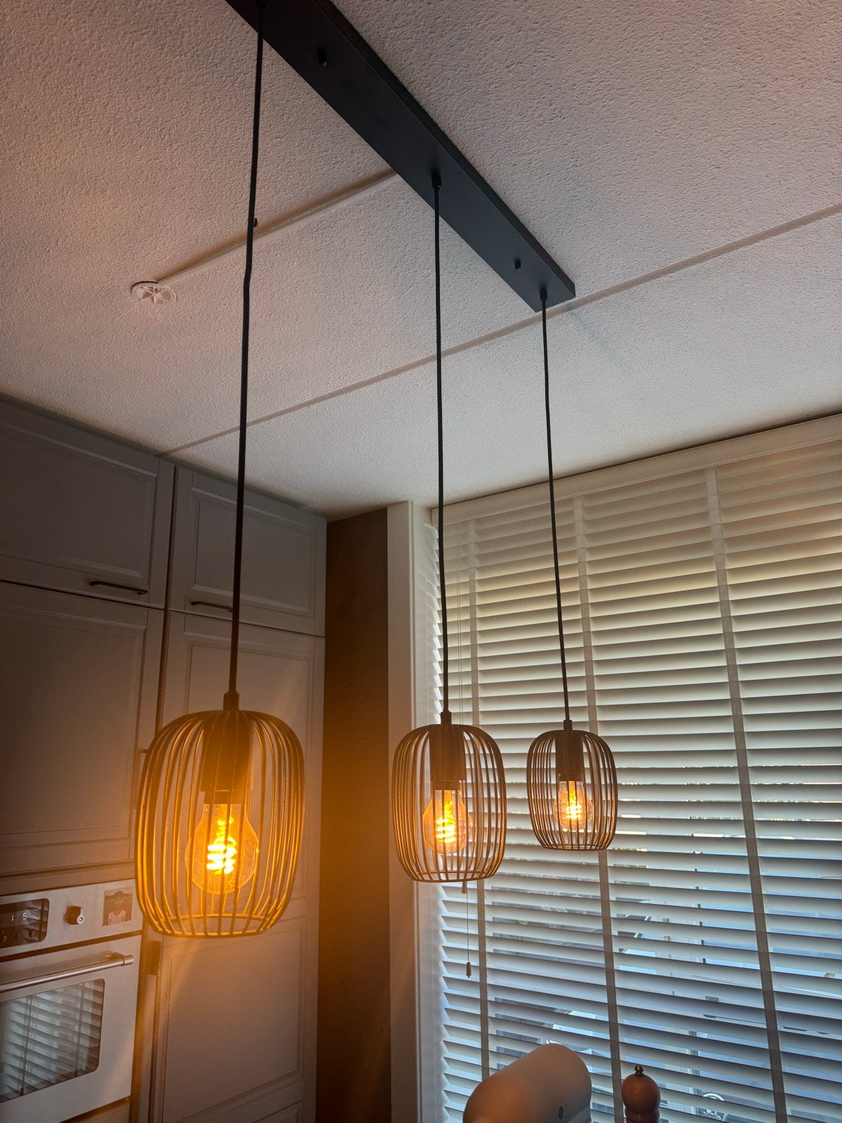 Moderne hanglamp met 3 kooilampen - Zwart metaal, Ophalen of Verzenden, Zo goed als nieuw, Metaal, E27 (groot)