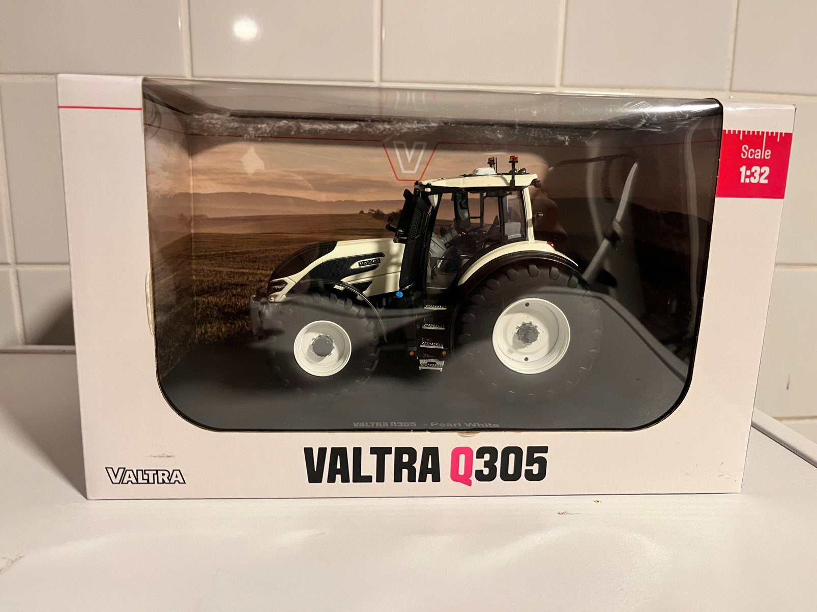 Valtra Q305 Wit UH, Ophalen of Verzenden, Zo goed als nieuw, Tractor of Landbouw, Universal Hobbies