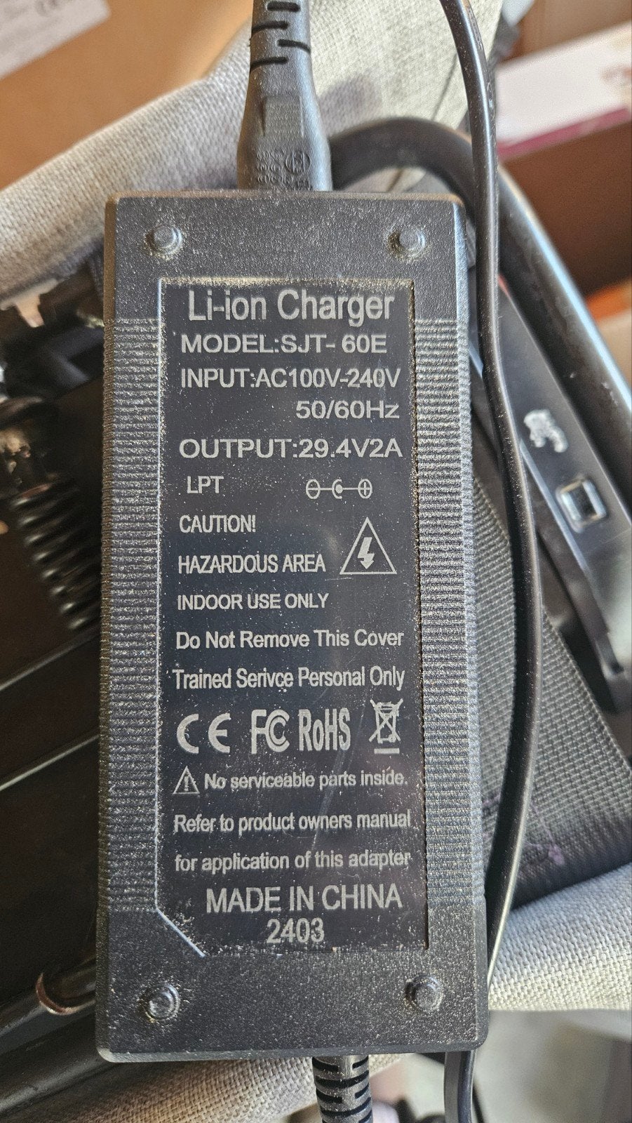 Li-ion Oplader SJT-60E 29.4V 2A, Zo goed als nieuw