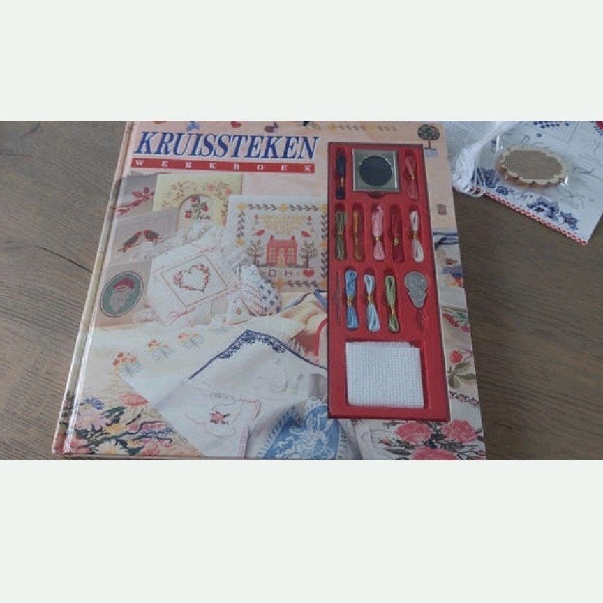 WERKBOEK KRUISSTEEK MET INHOUD VOOR BORDUREN + abc+, Ophalen of Verzenden, Nieuw, Handborduren, Borduurpakket