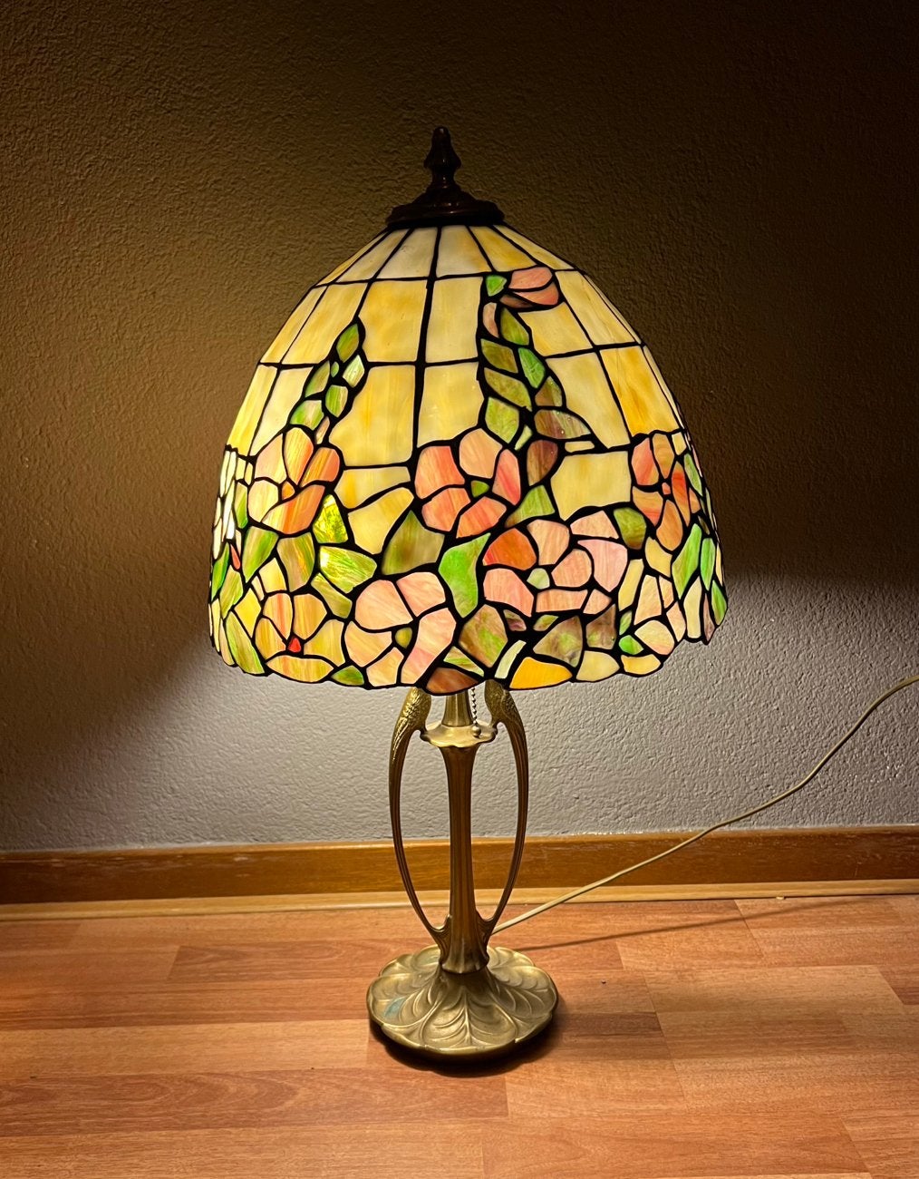 Tiffany Grote Tafellamp met charmant paar vogels op de voet, Huis en Inrichting, Ophalen, Overige materialen, Gebruikt, Tiffany lamp