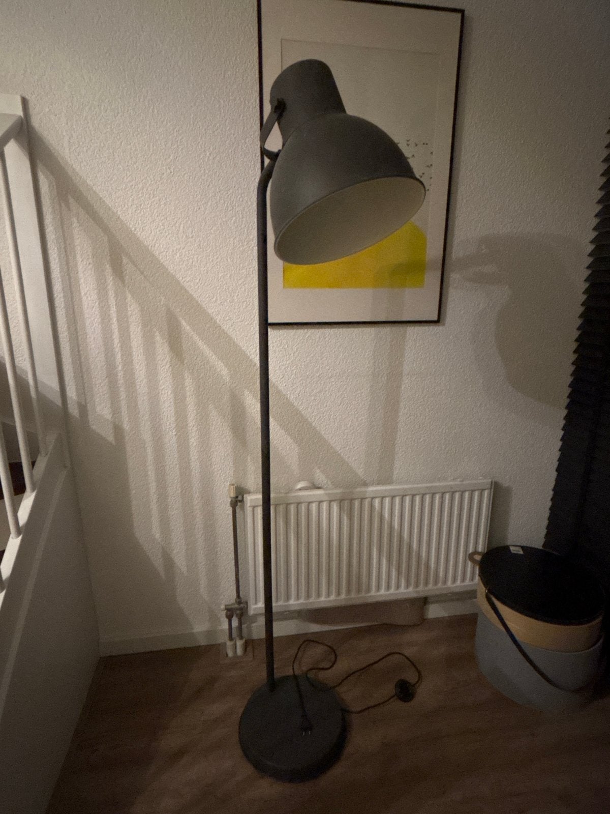 Grijze staande lamp met verstelbare kap, Ophalen, E27 (groot), Zo goed als nieuw, Metaal