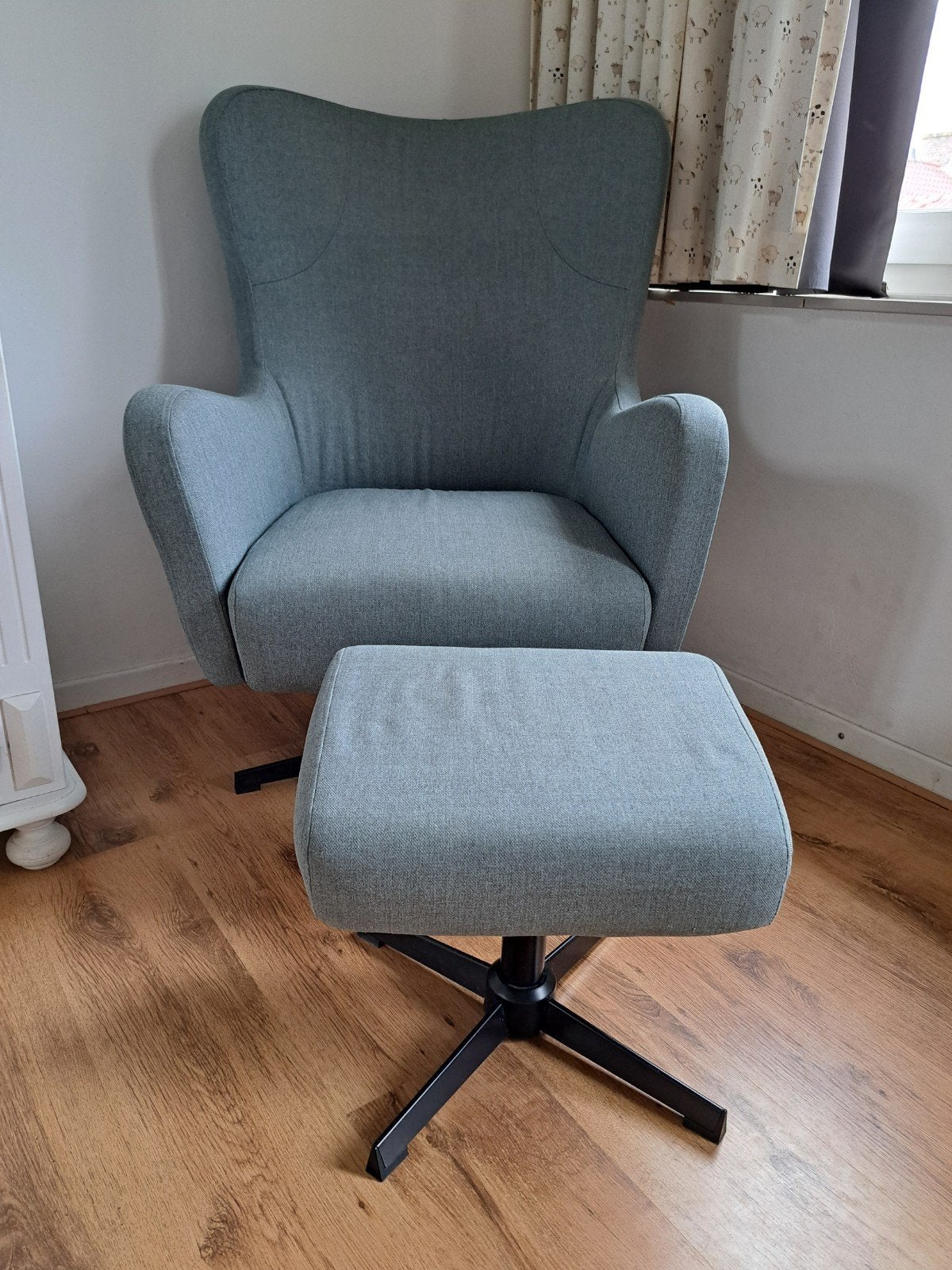 Leen Bakker draaistoel met armleuning en voetenbankje, Ophalen, Modern, Comfortabel, Gebruikt, 75 tot 100 cm