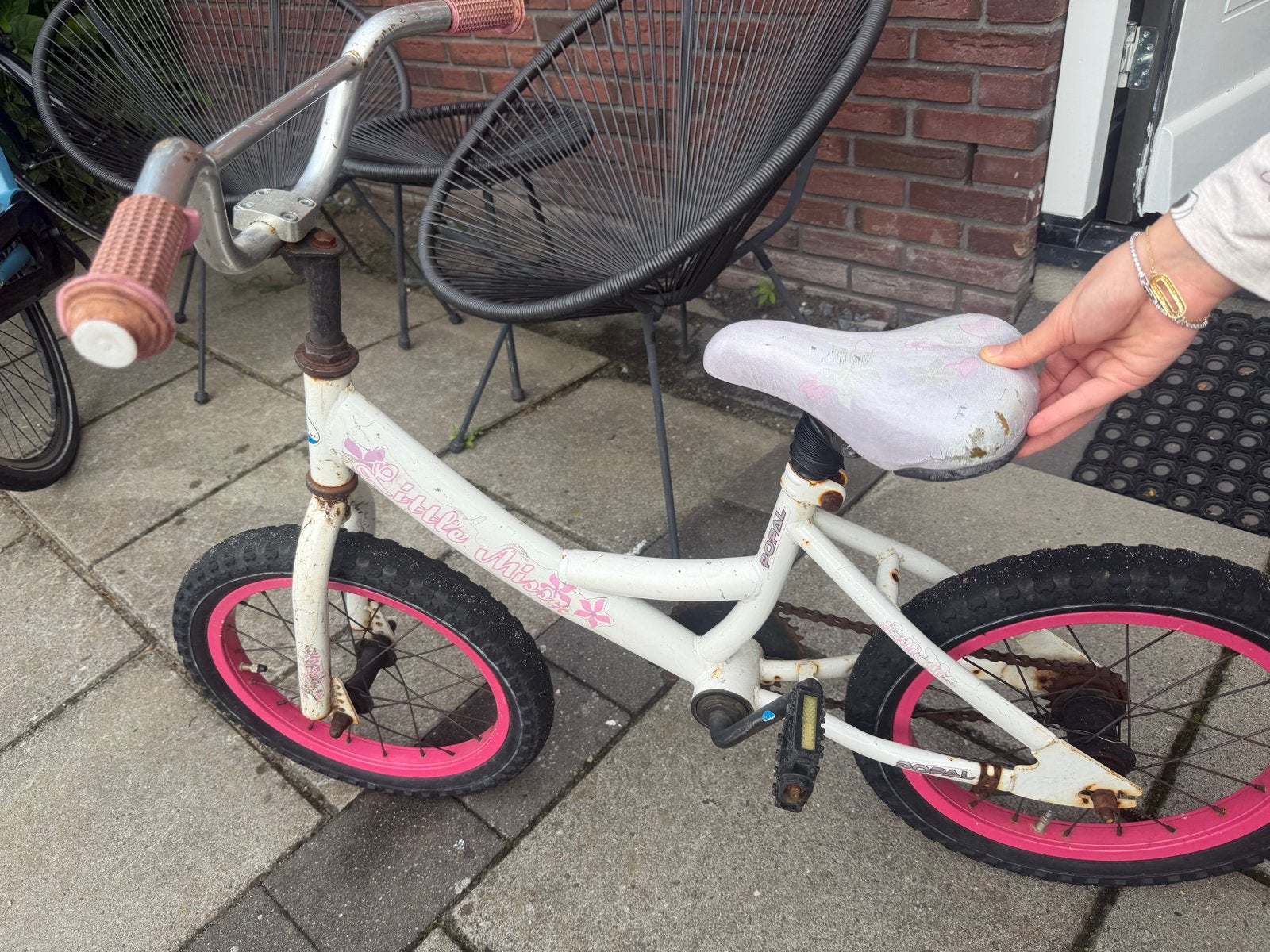 Kinderfietsje wit met roze accenten, Fietsen en Brommers, Ophalen of Verzenden, Gebruikt, 16 tot 20 inch