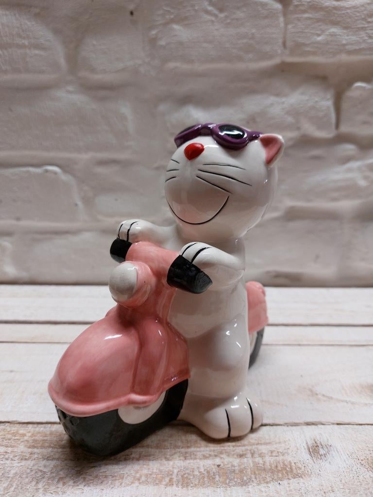 Spaarpot kat op scooter, Verzenden, Zo goed als nieuw, Steen, Aardewerk of Keramiek, Dier