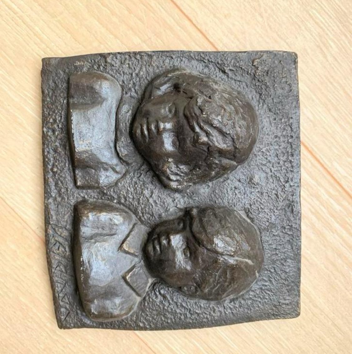 reliëf met twee kinderhoofdjes, gesigneerd, Antiek en Kunst, Overige onderwerpen, Minder dan 20 cm, Ophalen of Verzenden, Brons