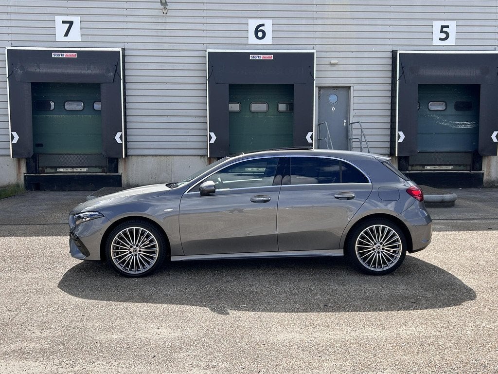 Mercedes-Benz A-klasse 250 e Business Solution AMG | Head up, Auto's, Mercedes-Benz, Gebruikt, 4 cilinders, Bedrijf, Hybride Elektrisch/Benzine