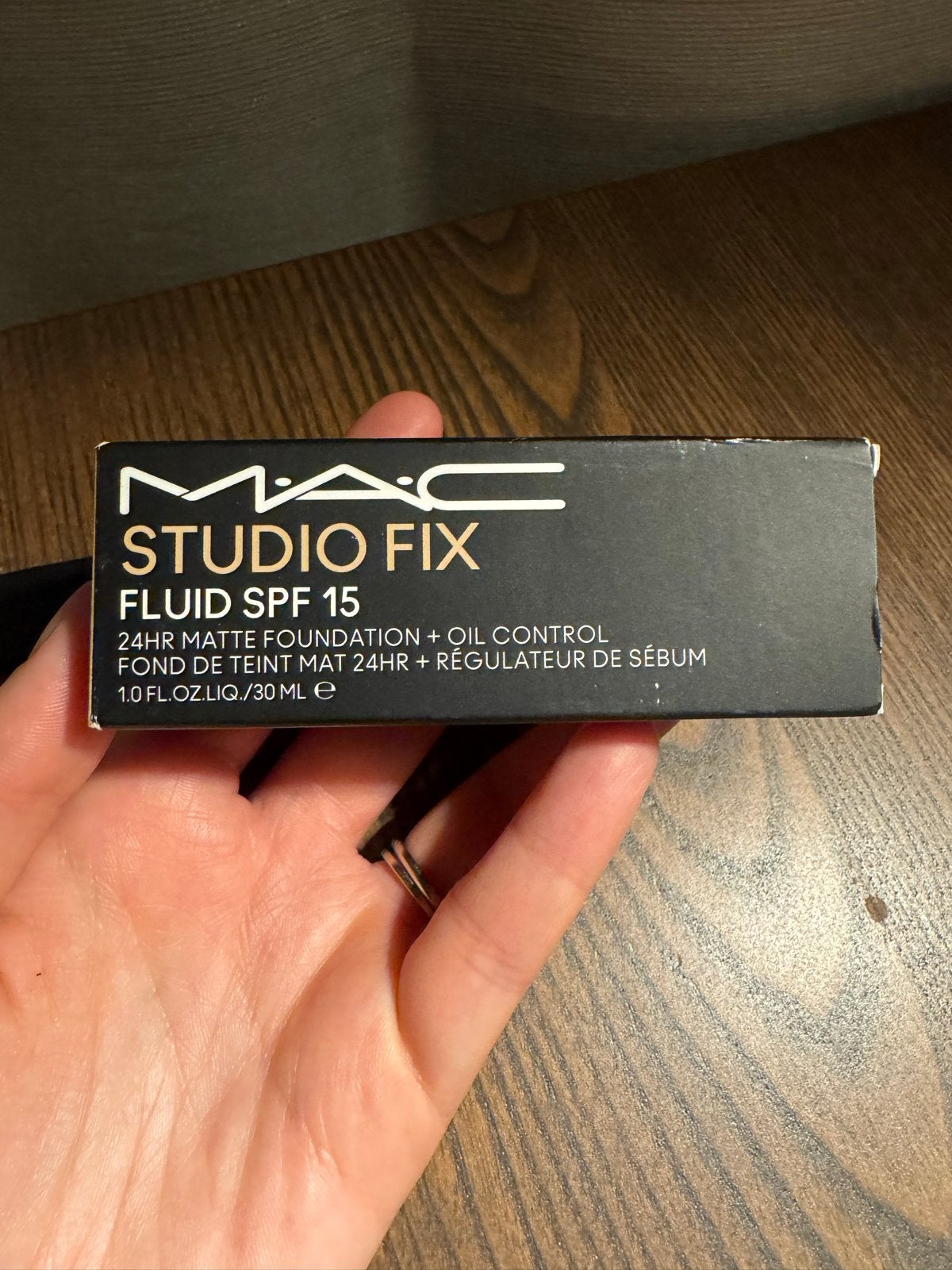MAC Studio Fix Fluid SPF 15 Foundation NW10, Beige, Nieuw, Make-up, Verzenden
