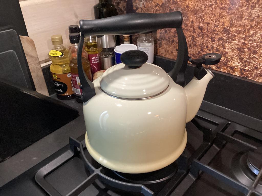 Le Creuset waterketel 2.1L, Ophalen, Zo goed als nieuw, Gietijzer, Koekenpan of Braadpan