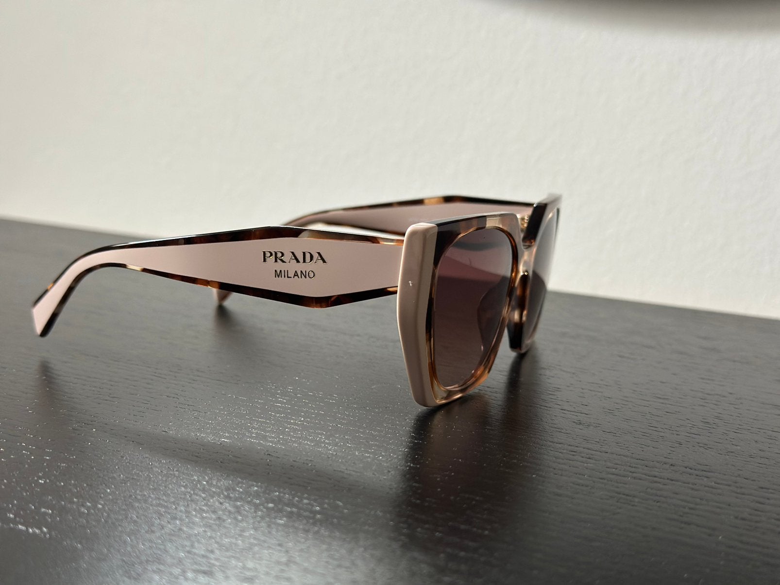 PRADA zonnebril, beige/bruin NIEUW, Sieraden, Tassen en Uiterlijk, Zonnebrillen en Brillen | Dames, Zonnebril, Nieuw, Ophalen of Verzenden
