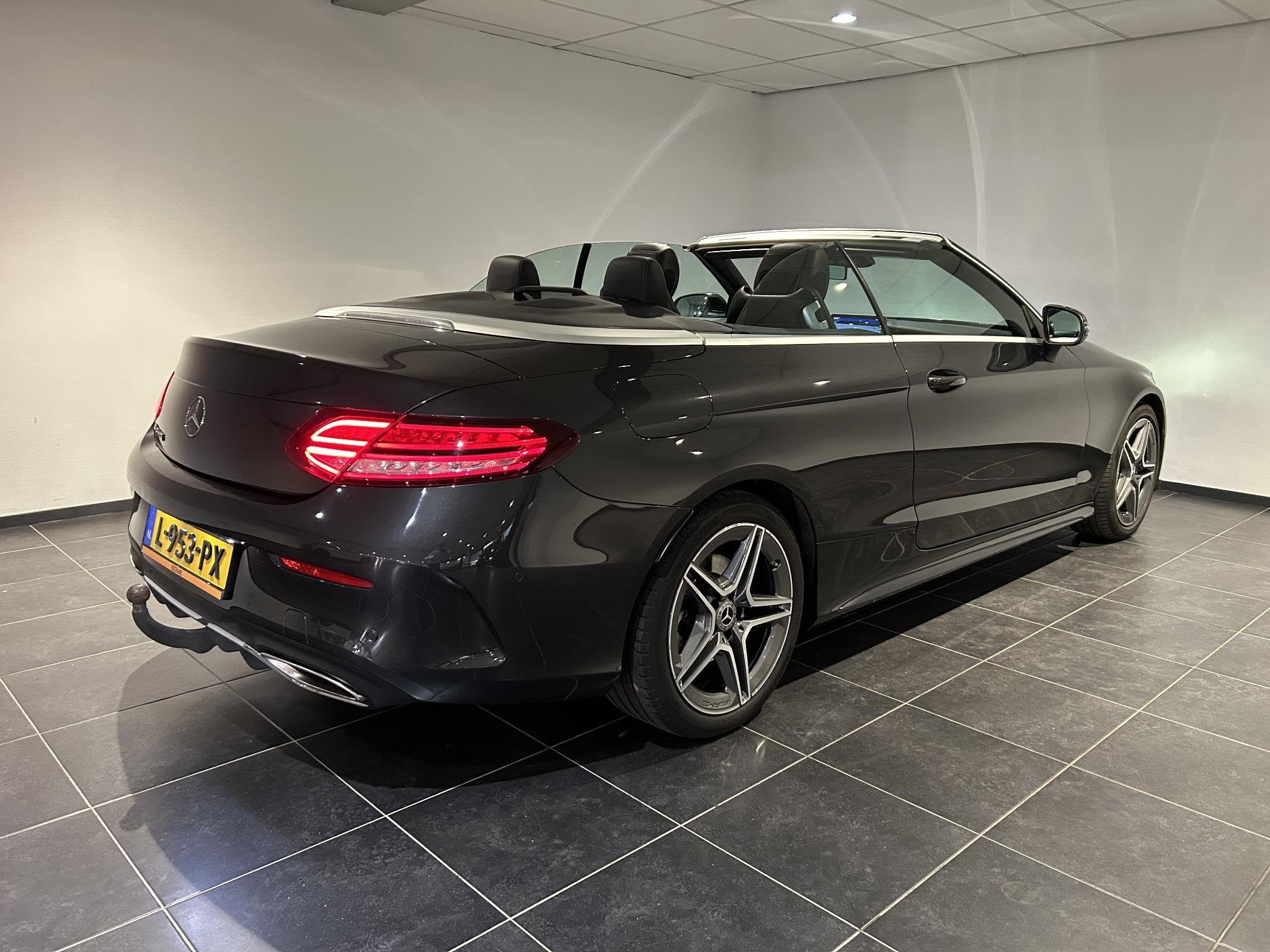 Mercedes-Benz C-klasse Cabrio 180 | AMG | Trekhaak | Camera, Auto's, Mercedes-Benz, Automaat, Cabriolet, 4 stoelen, Leder en Stof