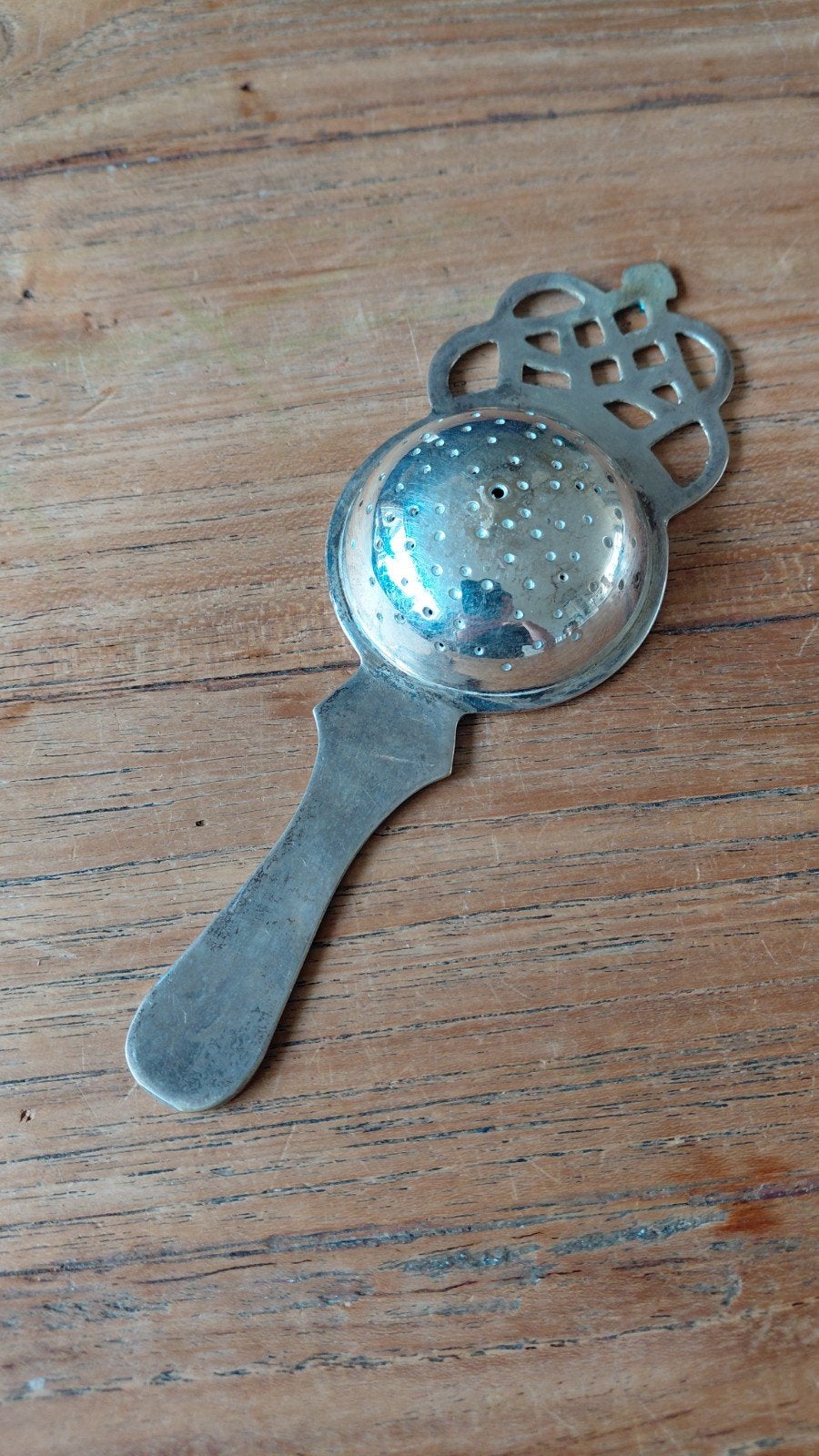 Foto 2 van Vintage theezeefje met sierlijk handvat