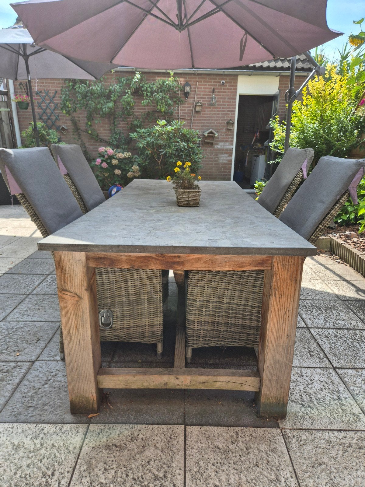 GRATIS laatste kans! Natuurstenen tuintafel met douglas, Tuin en Terras, Tuinsets en Loungesets, Ophalen, 4 zitplaatsen, Gebruikt