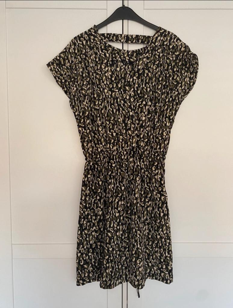 Leopardprint jurk met elastische taille, Kleding | Dames, Jumpsuits, Ophalen of Verzenden, Zo goed als nieuw, Maat 36 (S), Groen