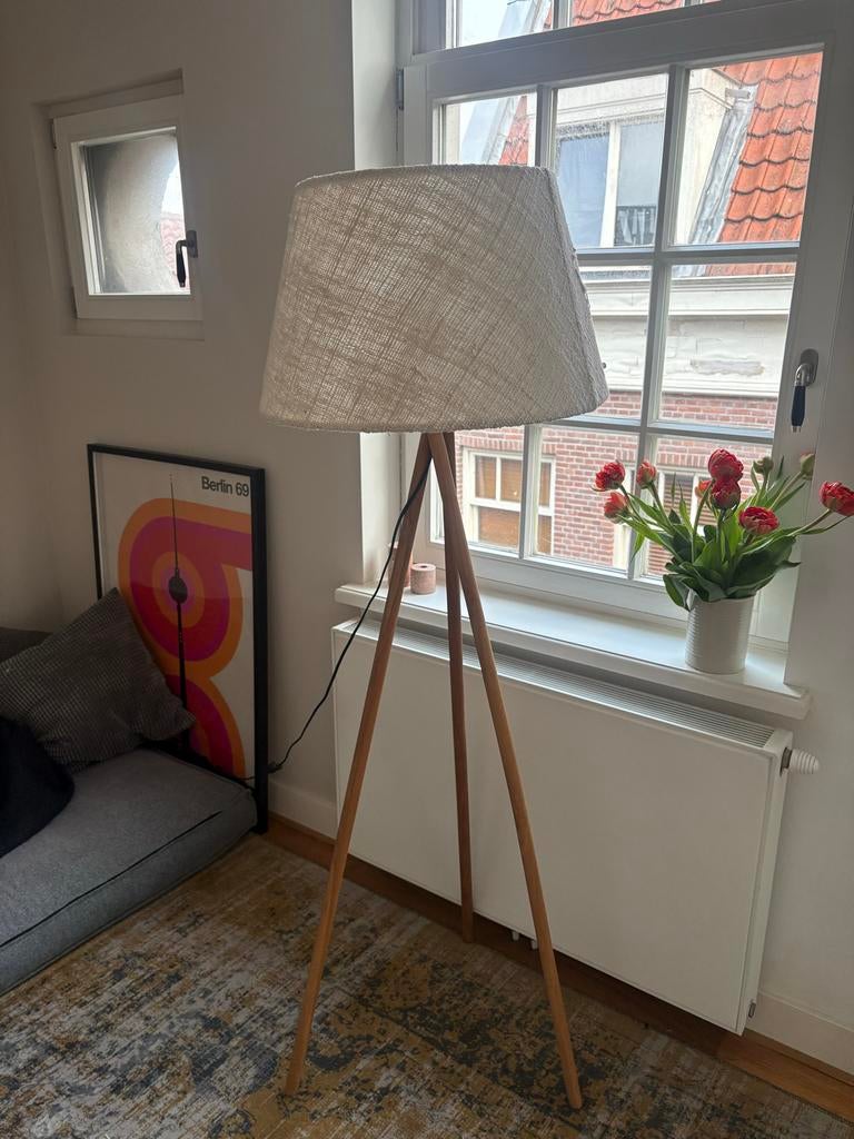 Stijlvolle Balinese vloerlamp met houten driepoot, Ophalen, Zo goed als nieuw, Hout, 150 tot 200 cm