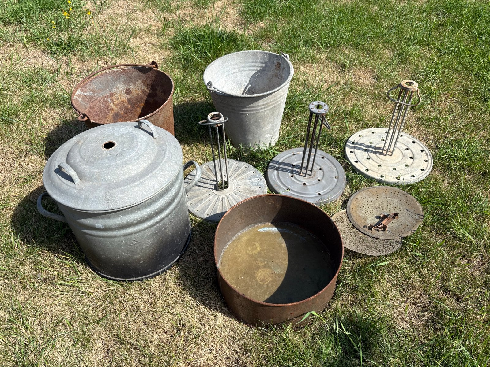 Brocante ijzeren emmers, wekkerel en meer, Ophalen