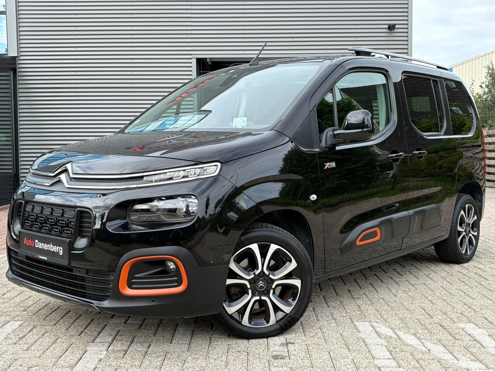 Citroen Berlingo XTR ! WEINIG KM! NIEUWSTAAT PANO,CAMERA,HEA, Dealer onderhouden, Zwart, 1199 cc, 1298 kg