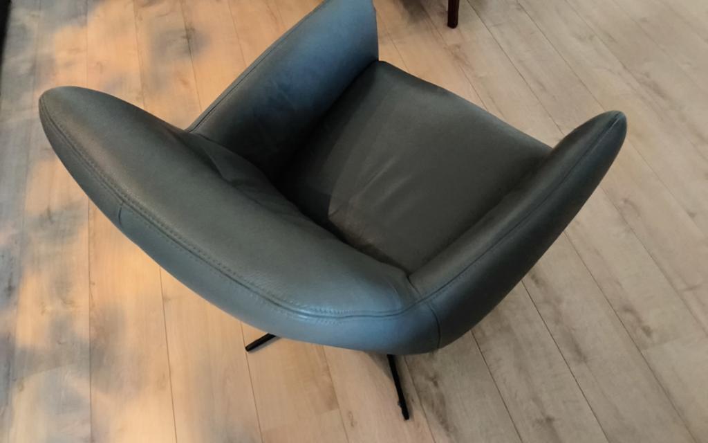 2 beige leren fauteuils met draaivoet, z.g.a.n., Ophalen, Zo goed als nieuw, 50 tot 75 cm, Leer