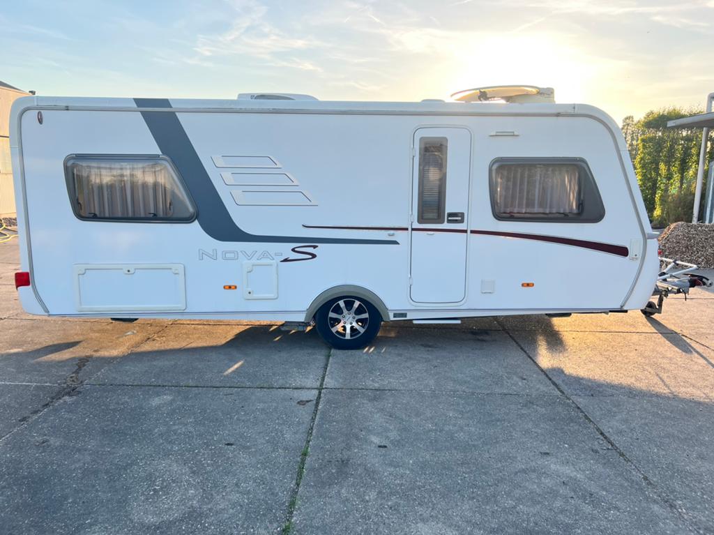 Hymer Nova 540 S | Mover | Levellingsysteem| Airco| TV | BBQ, Caravans en Kamperen, Caravans, Rondzit, Luifel, Queensbed, Particulier