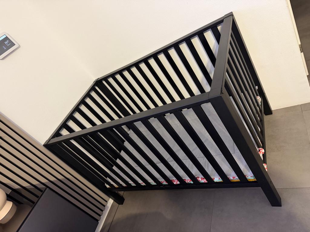 Tweelingbox Zwart met matras en kleed, Kinderen en Baby's, Boxen, Ophalen, Zo goed als nieuw, Rechthoekig, In hoogte verstelbaar