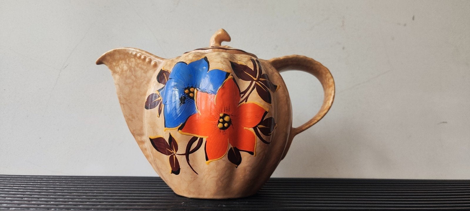 Puntgave vintage beige keramieken theepot, jr. '30, 18 cm, Ophalen of Verzenden