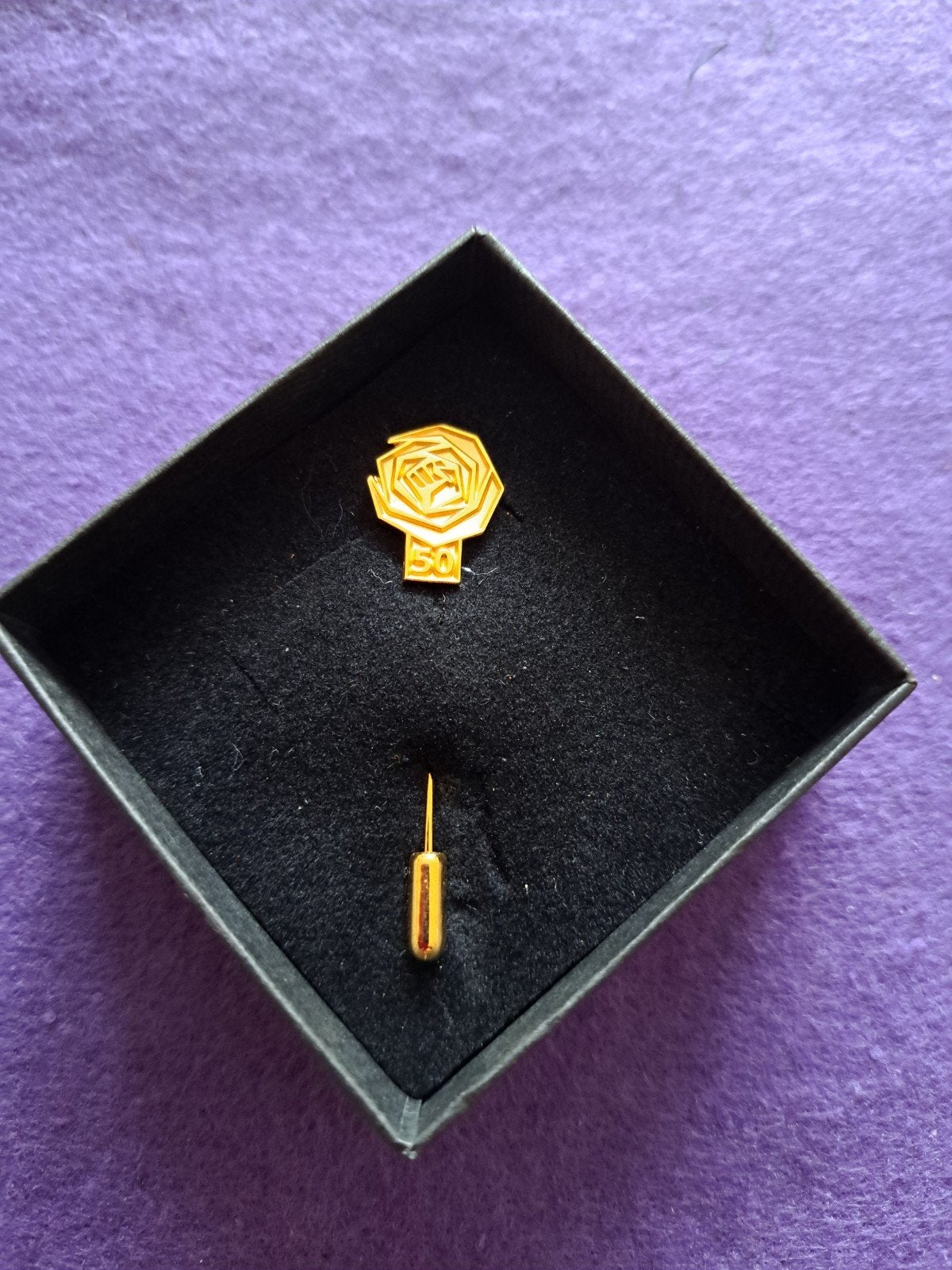 Goud kleurige reversspeld '50' in roosvormige doos / PVDA, Ophalen of Verzenden, Zo goed als nieuw