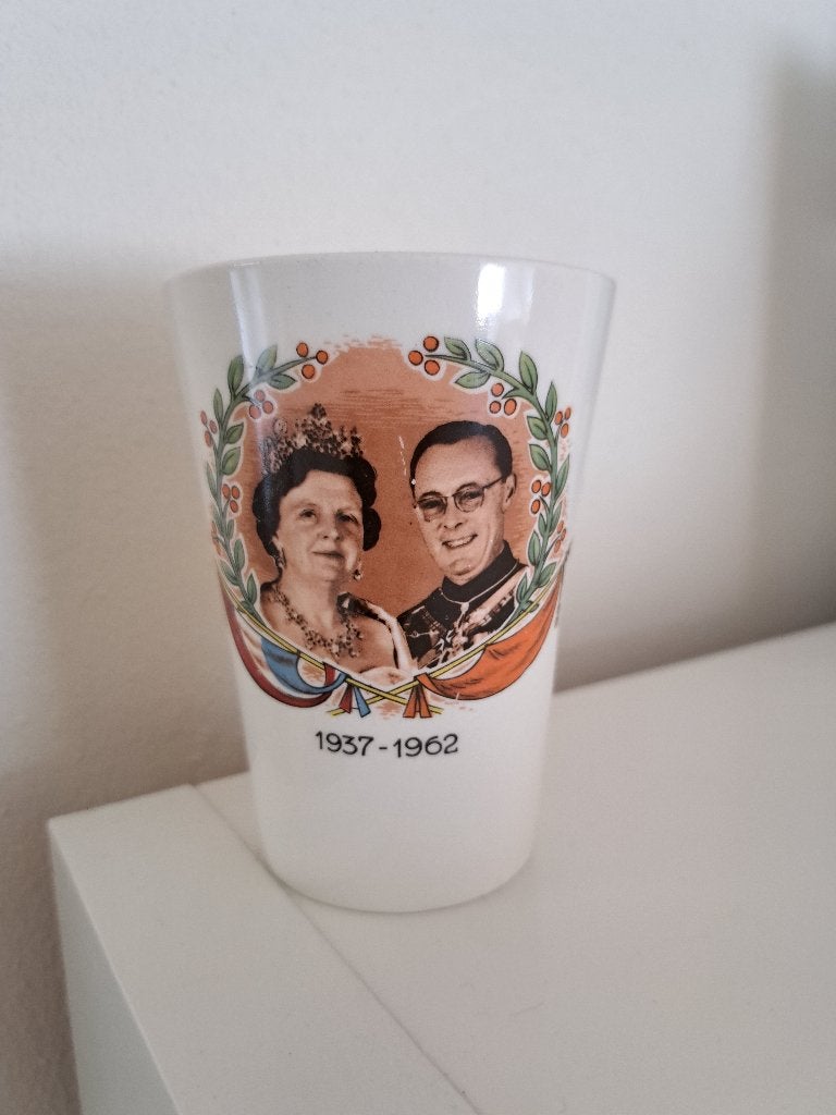 Jubileumbeker 25-jarig huwelijk Juliana en Bernhard, Ophalen of Verzenden, Zo goed als nieuw, Servies