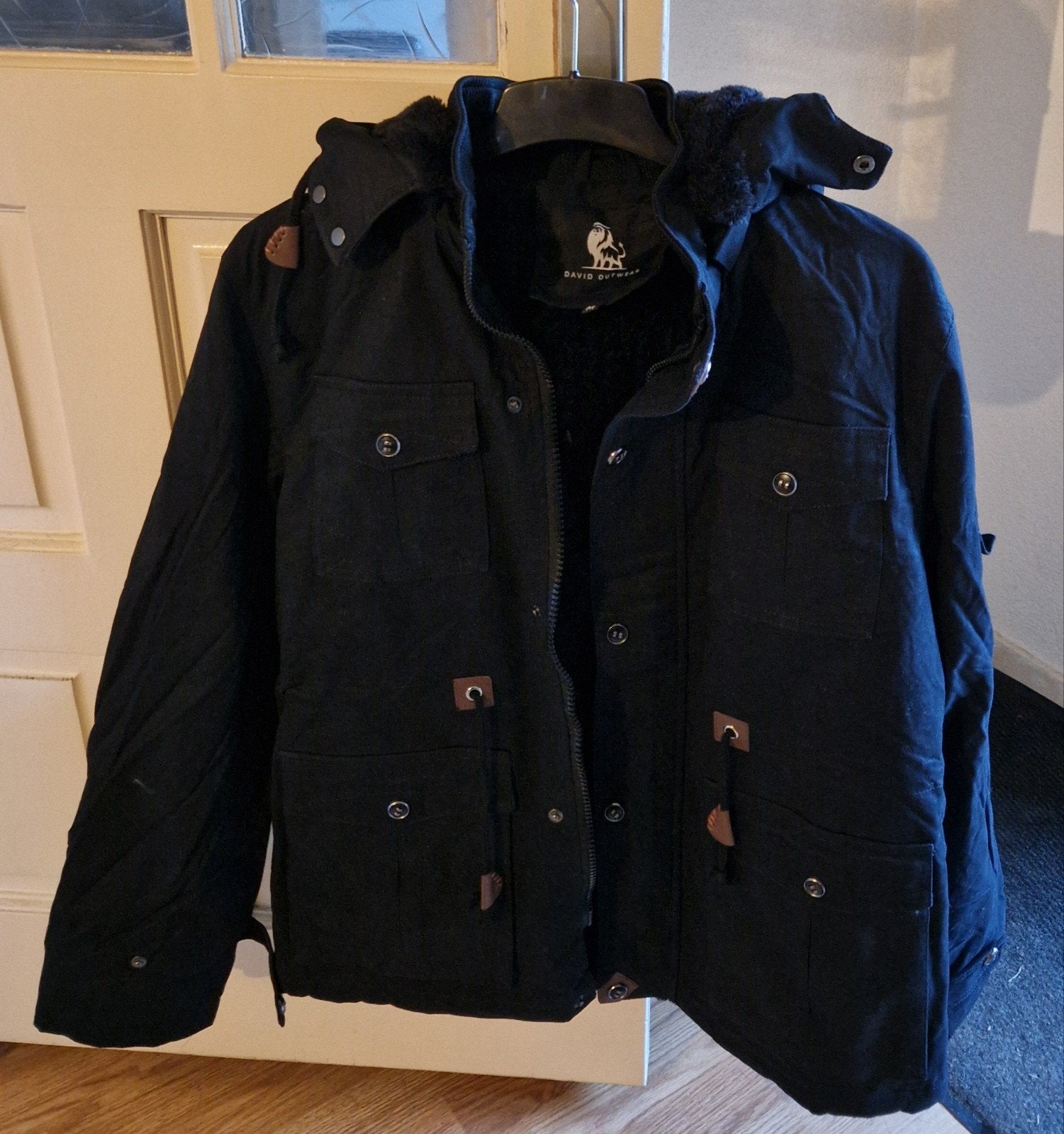 Nieuwe zwarte jas met capuchon en warme binnenvoering. M., Ophalen, Nieuw, Maat 48/50 (M), Zwart