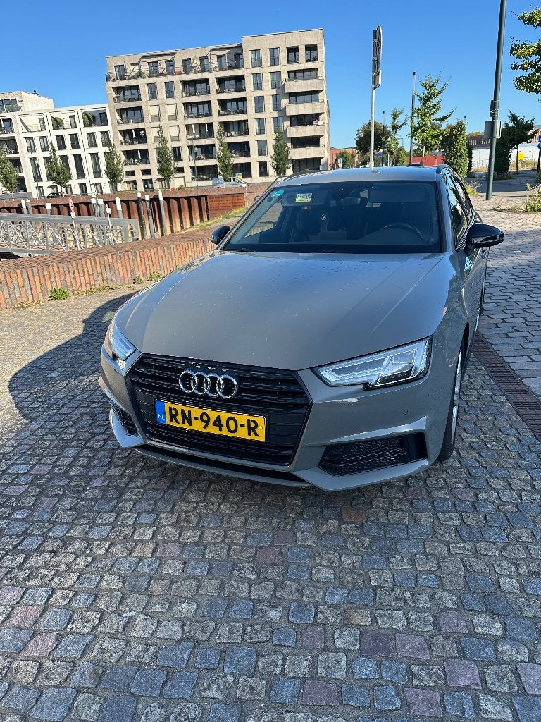 Audi A4 1.4 Tfsi 150pk S Tronic 3x S-Line Black Edition, Zwart, 4 cilinders, A4, Bi-Xenon koplampen