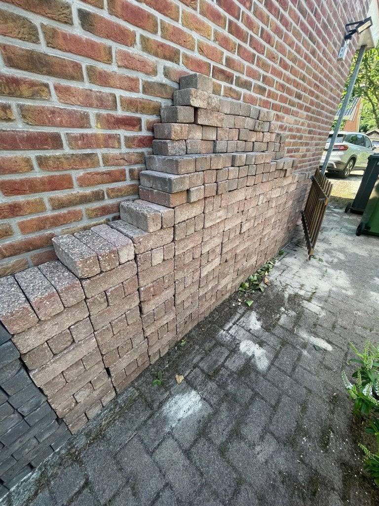 GRATIS Oud-Hollandse betonklinkers rood/bruin ca. 300 stuks, Ophalen, Gebruikt, Beton, Klinkers