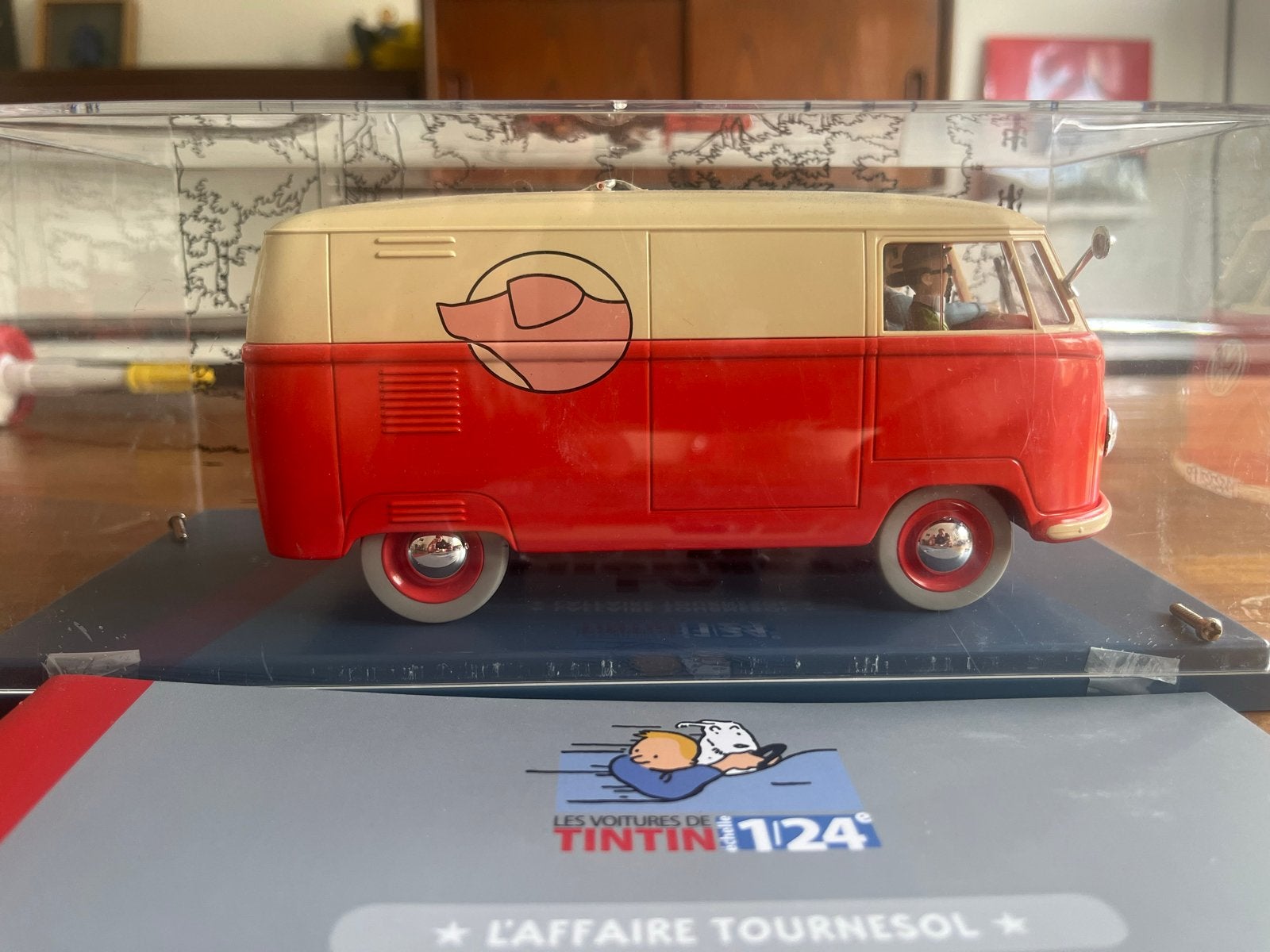 Tintin 1:24 La Camionnette Sanzot (VW T1), Ophalen of Verzenden, Zo goed als nieuw, Bus of Vrachtwagen, Overige merken