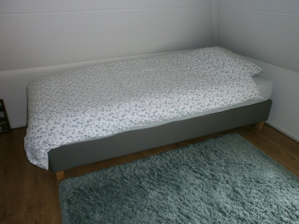 Zo goed als nieuw bedbodem met matras/dekbed van Ikea, Ophalen, 90 cm, Eenpersoons, Wit