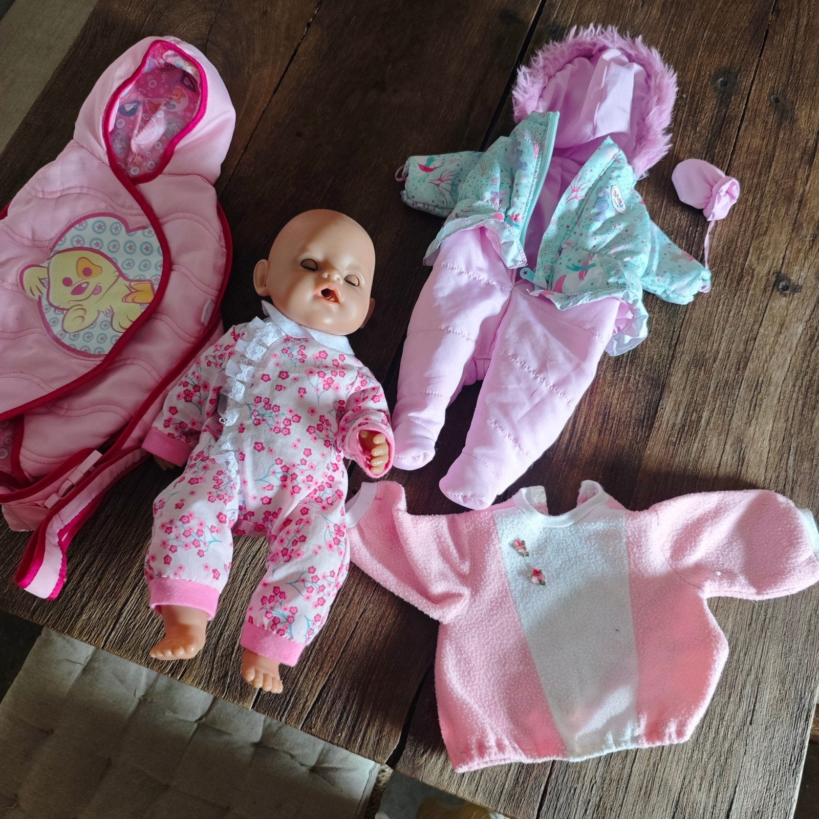 Babypop met kleertjes en draagzak, Kinderen en Baby's, Speelgoed | Poppen, Ophalen of Verzenden