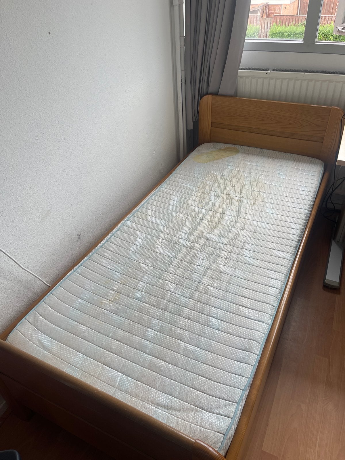 Gratis Eenpersoonsbed met matras en lattenbodem, Ophalen, Gebruikt, Eenpersoons, Bruin