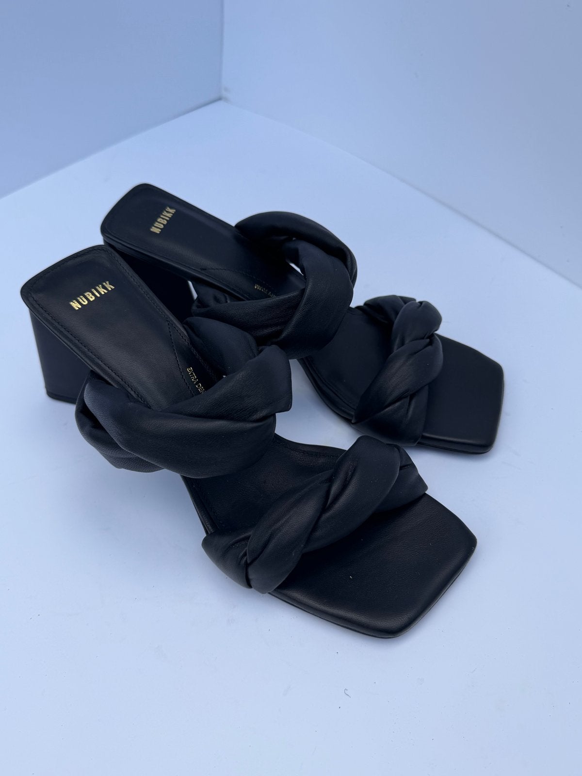 NUBIKK Zwarte Sandalen met Blokhak - Maat 41, Ophalen of Verzenden, Gedragen, Zwart, Sandalen of Muiltjes