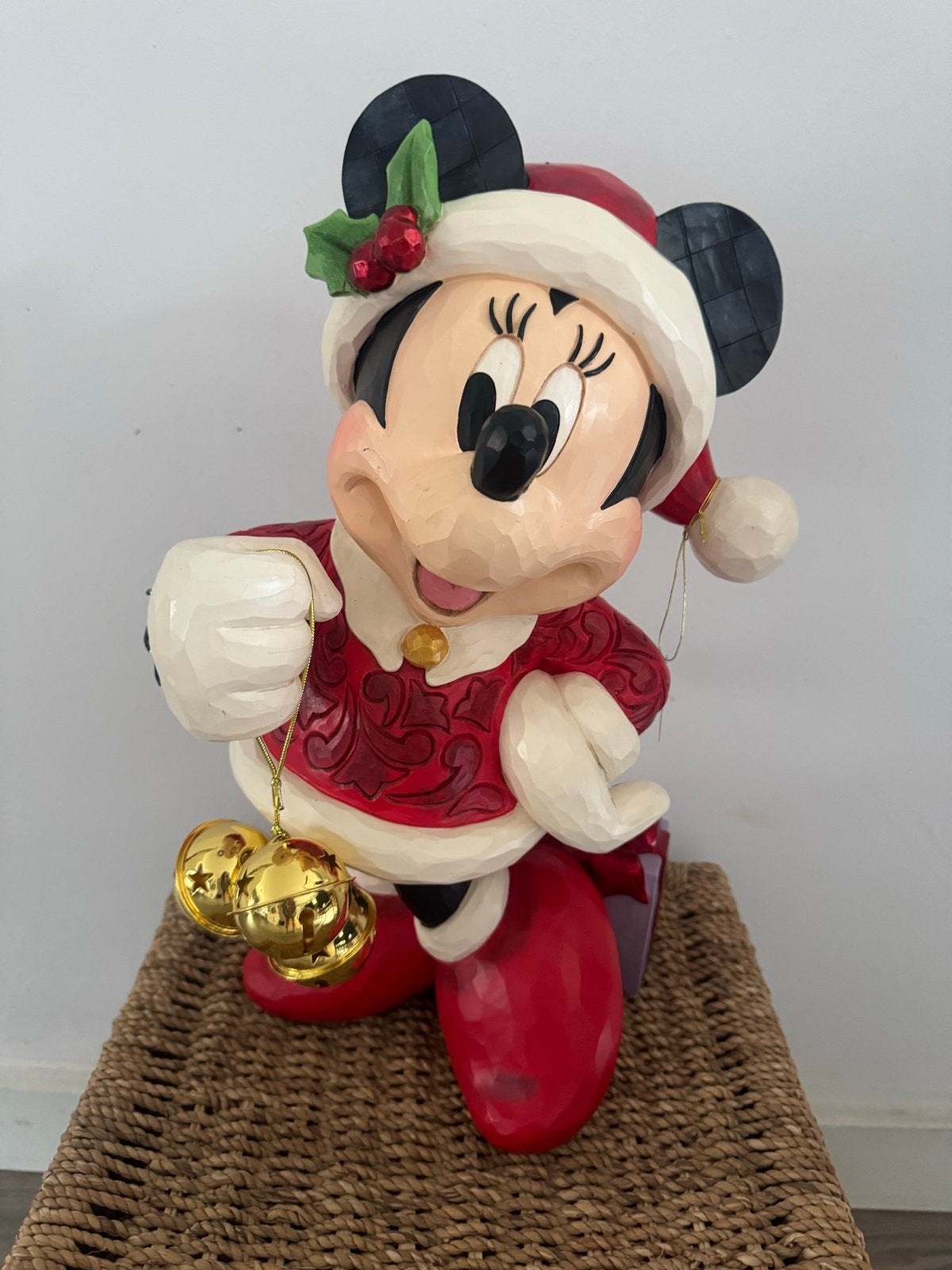 Disney Traditions Minnie Mouse Kerstbeeldje met Bellen, Ophalen of Verzenden, Mickey Mouse, Nieuw, Beeldje of Figuurtje